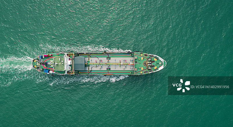 全速航行的运油轮航拍：波浪优美图片素材