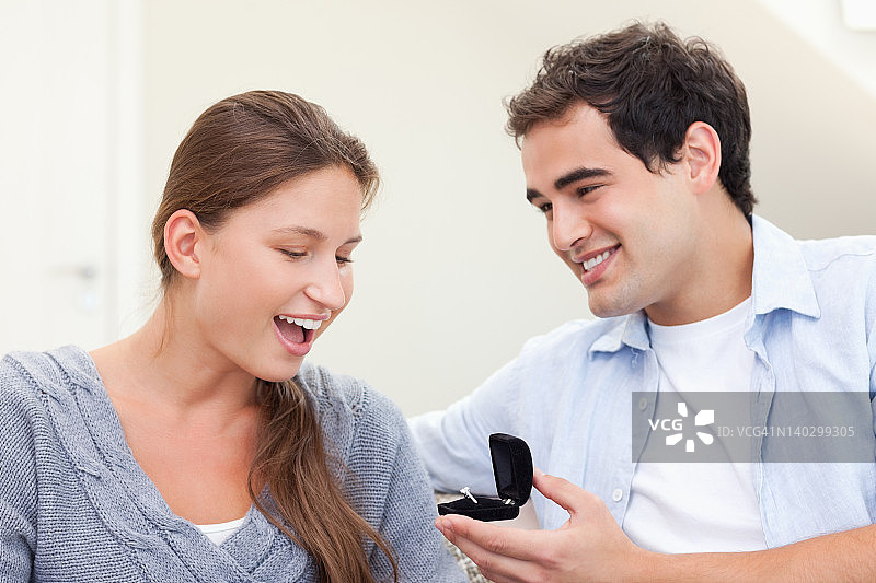 容光焕发的男人向女友求婚图片素材