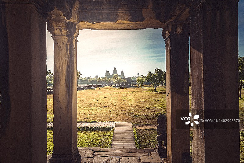 日出时柬埔寨暹粒吴哥寺的景色图片素材