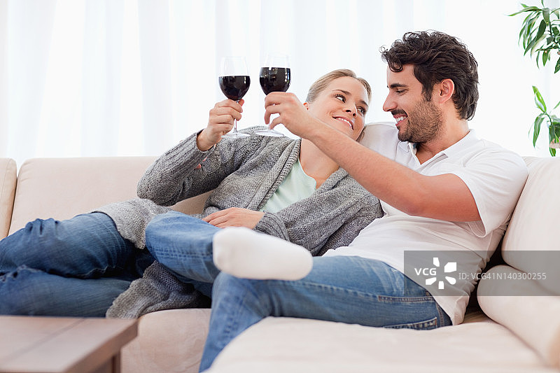 年轻夫妇喝一杯葡萄酒图片素材