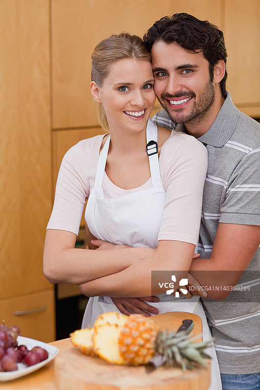 与水果合影的肖像图片素材