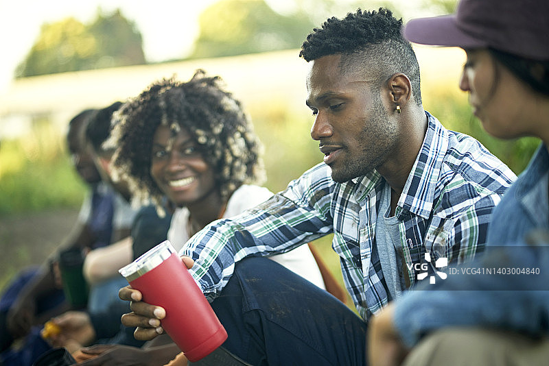 放松的农场工人团队正在休息图片素材