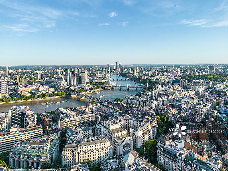 伦敦历史悠久的屋顶和天际线（无人机视角）图片素材