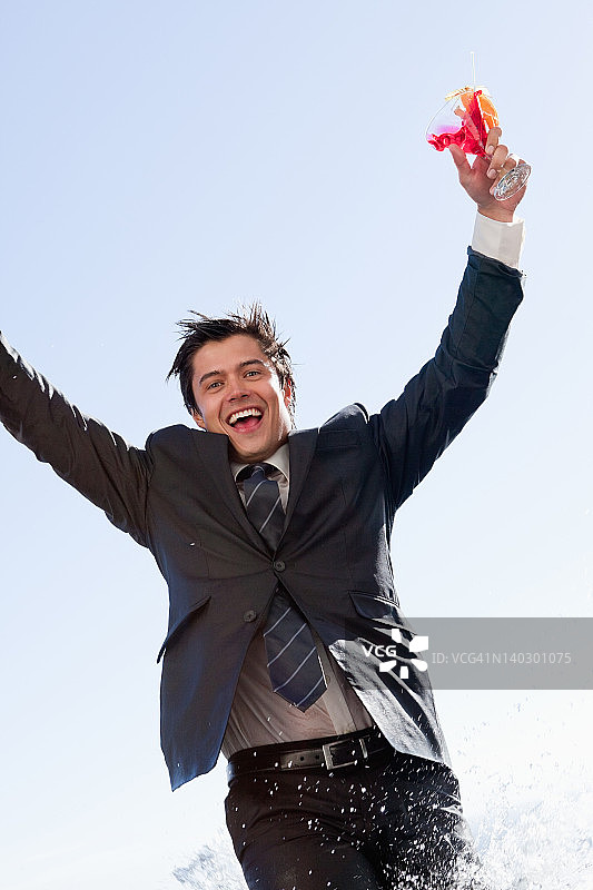 在游泳池里跳跃的商人肖像图片素材