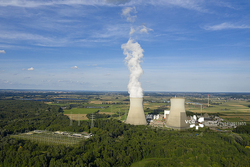 高空俯瞰发电站和变电站图片素材