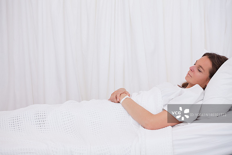 熟睡病人的侧面图片素材