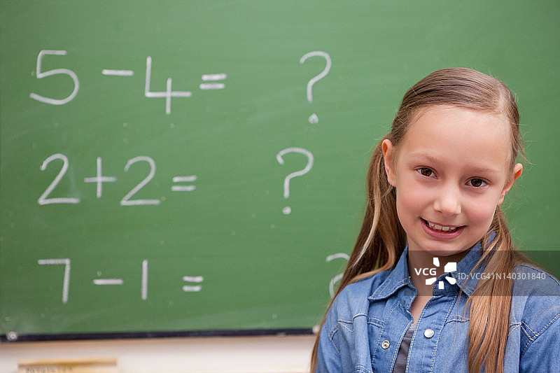 摆姿势的可爱女学生图片素材