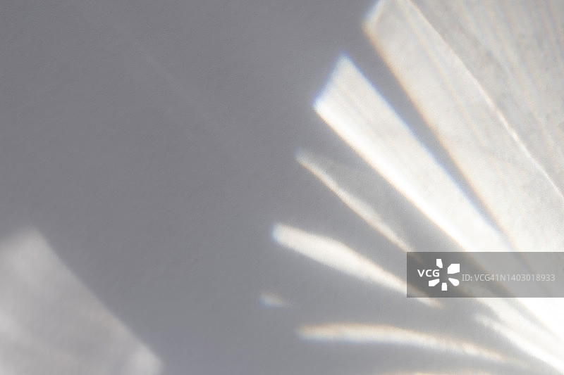 白色墙壁上梦幻般的彩虹光折射纹理叠加效果图片素材