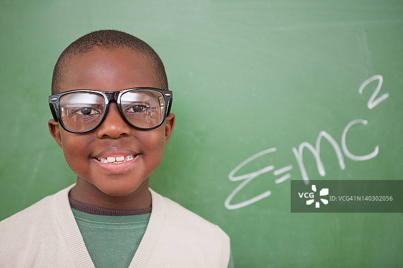 摆姿势的学童与质能等价公式图片素材