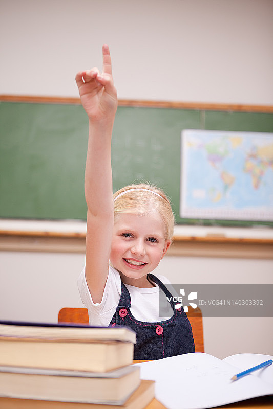举手的女孩肖像图片素材