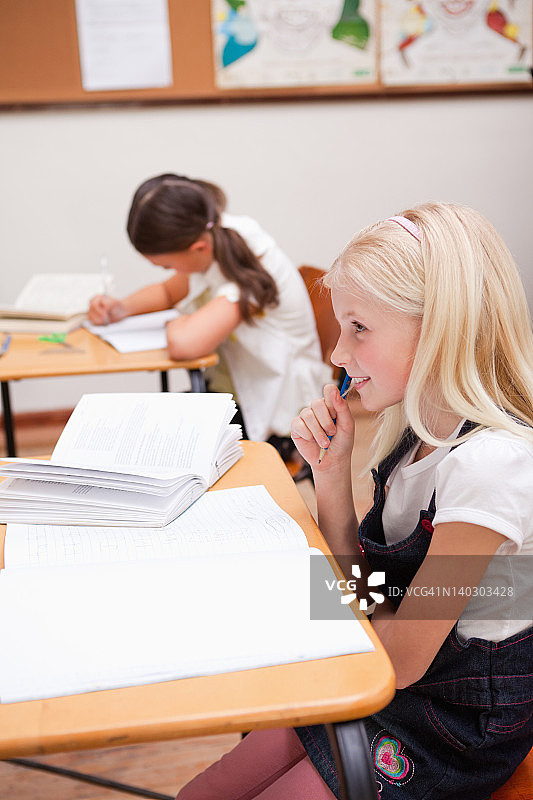 学生们做课堂作业的肖像图片素材