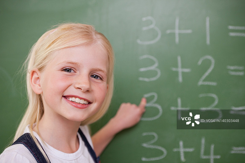 指着某物的金发女学生图片素材