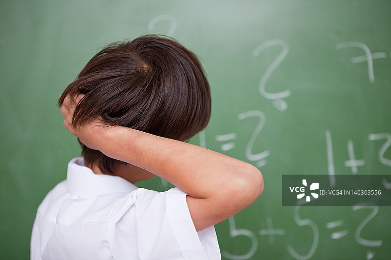 挠头思考的男学生图片素材