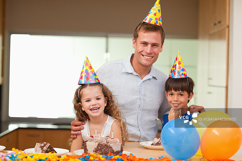 父亲和孩子们一起庆祝生日图片素材