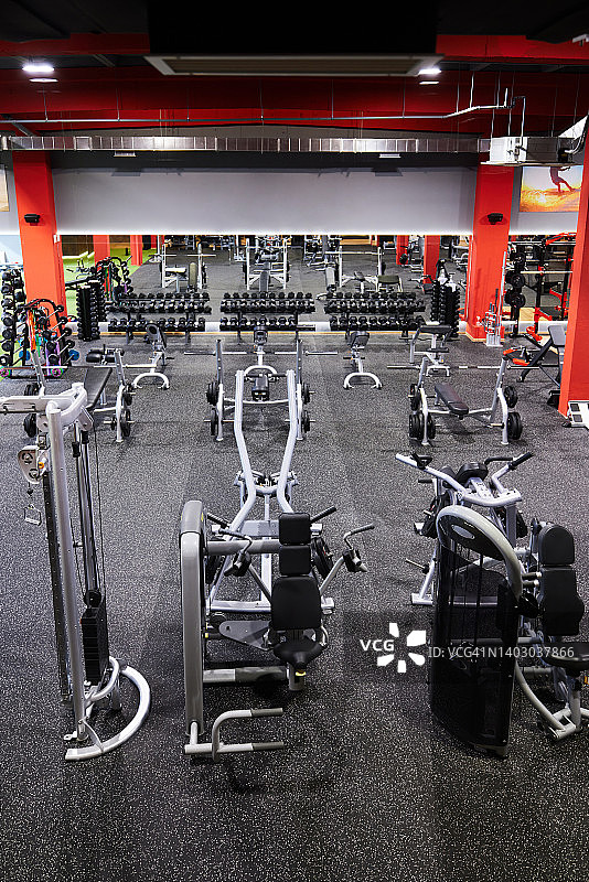 没有人的健身房，有大量的健身器材图片素材