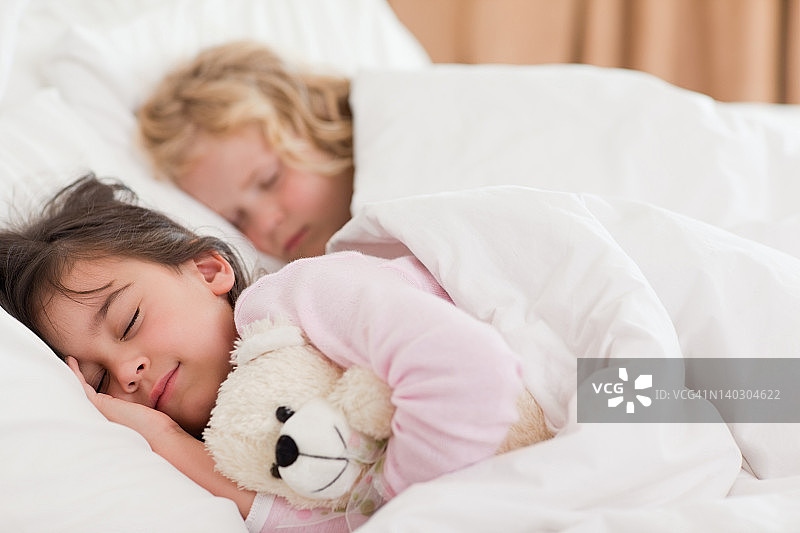 安静的兄妹/姐弟图片素材