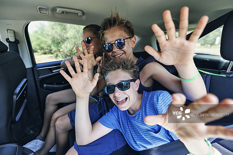 三个孩子乘车旅行图片素材