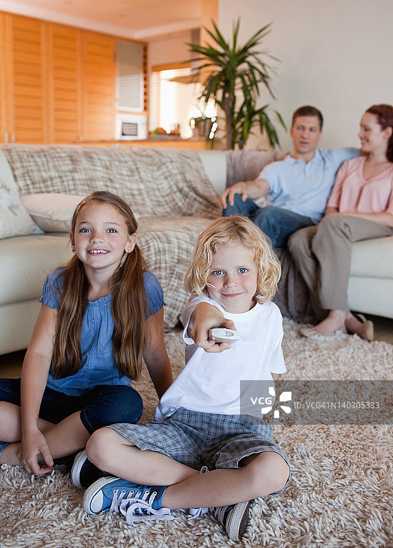 一家人在客厅里看电视图片素材