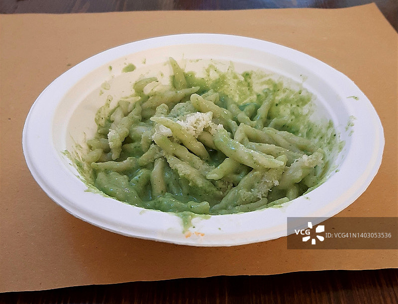 素食餐厅的香蒜酱意大利面图片素材