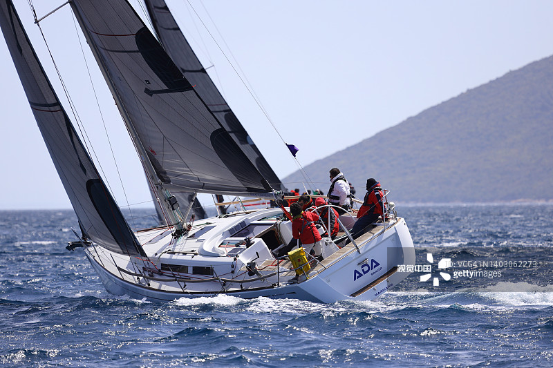 大风天，帆船在爱琴海蔚蓝的海面上航行图片素材