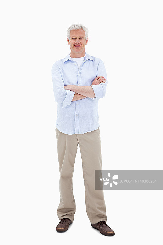 双臂交叉的年长男人图片素材