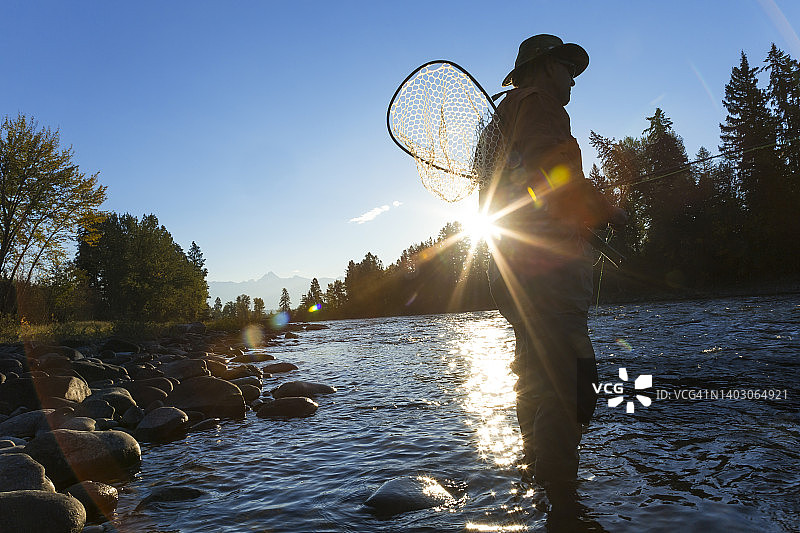 在加拿大不列颠哥伦比亚省垂钓的飞蝇渔夫图片素材