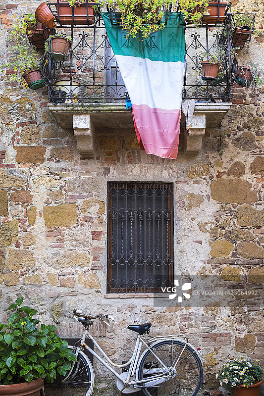 在意大利托斯卡纳皮恩扎，悬挂在阳台上的意大利国旗图片素材
