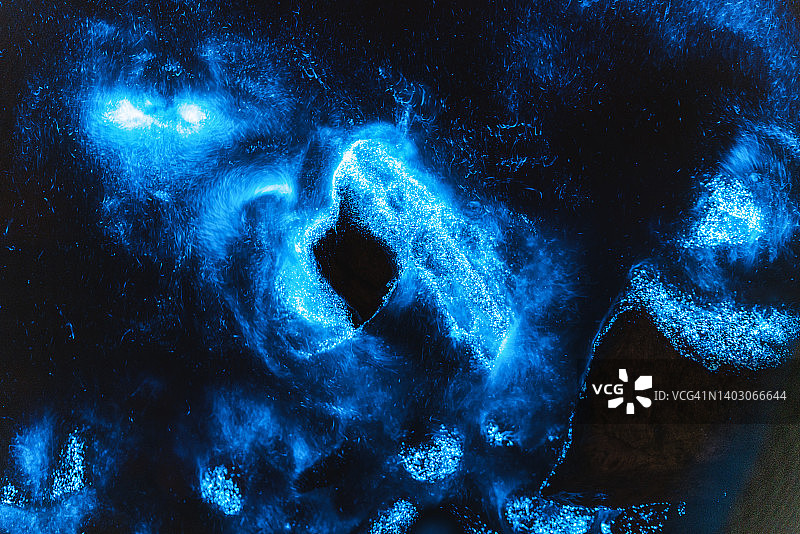 夜晚海洋中的蓝光生物发光图片素材