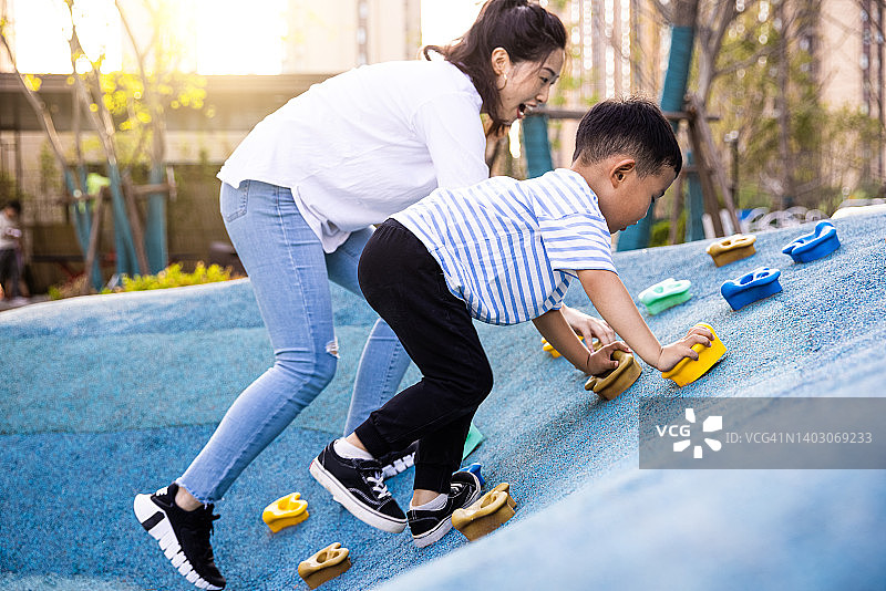 小男孩和妈妈一起攀爬图片素材