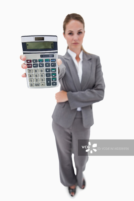 展示计算器的银行女员工图片素材