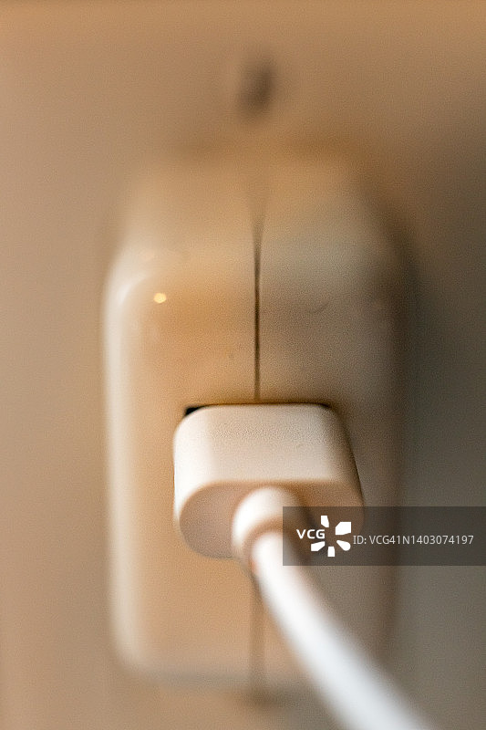 USB墙壁充电器和数据线图片素材