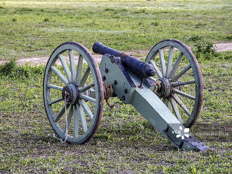 田野里的旧火炮图片素材