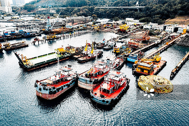香港青衣浮动船坞船舶维护的无人机视角图片素材