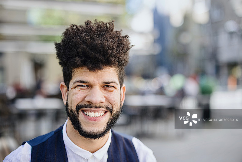 站在户外看着镜头的西班牙裔男人肖像图片素材