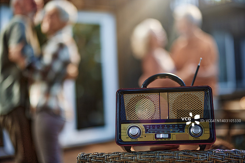 露台派对上的无线电音乐图片素材