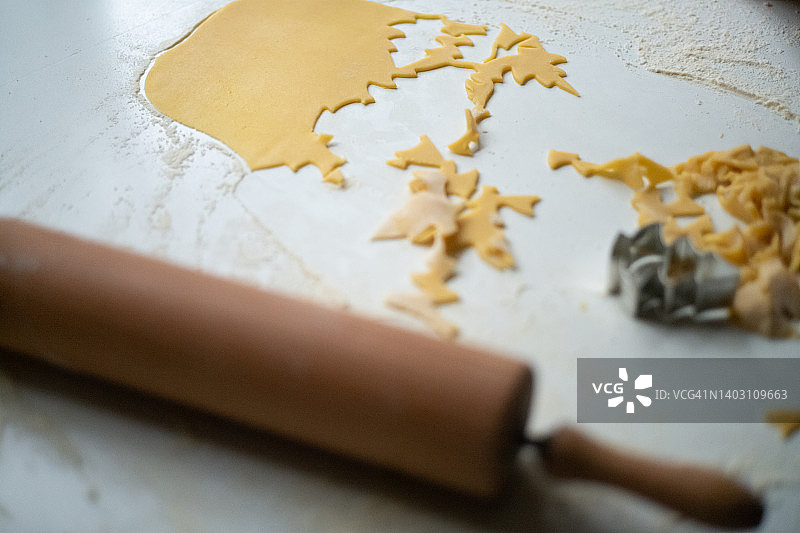 圣诞饼干面团、饼干切割器和擀面杖图片素材