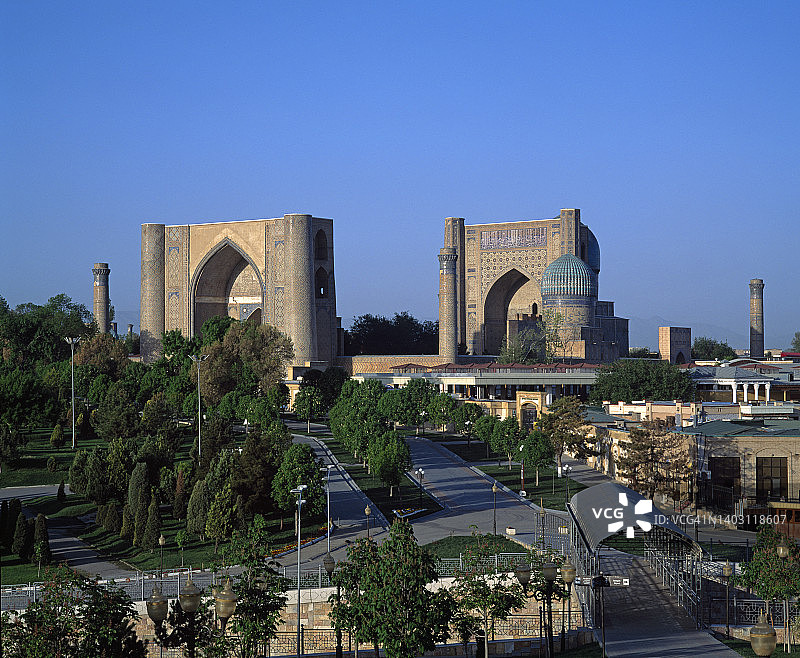 撒马尔罕的比比-哈努姆清真寺与天际线图片素材