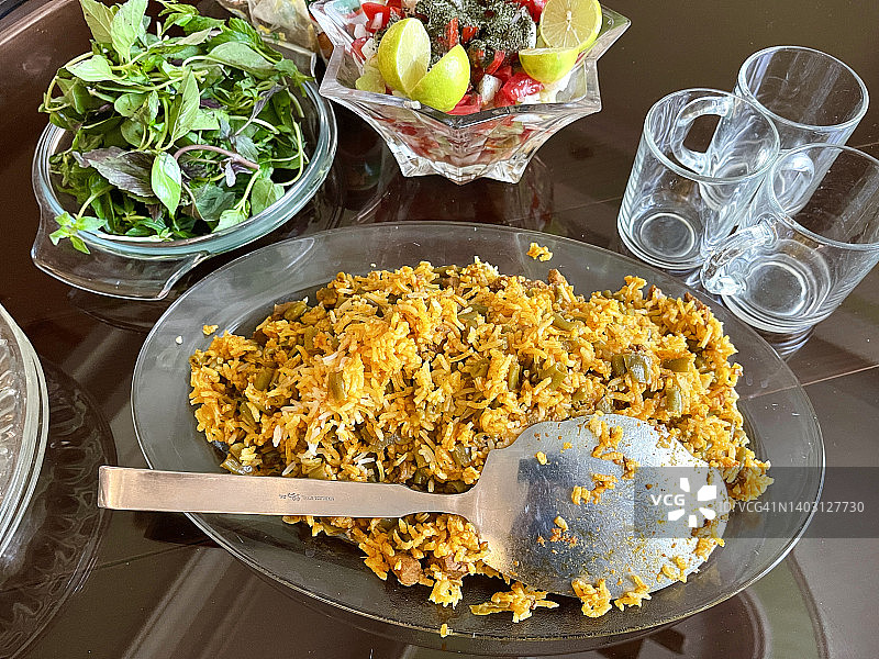 伊朗美食：米饭、肉和豆类图片素材