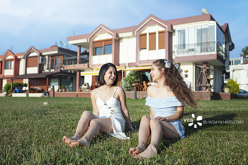 好闺蜜草地欢乐时光图片素材