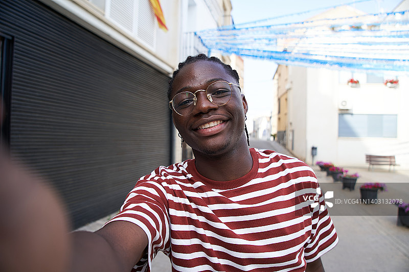 一位非洲年轻男子微笑自拍的肖像图片素材
