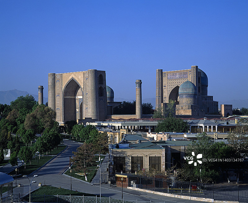 撒马尔罕的比比-哈努姆清真寺与天际线图片素材