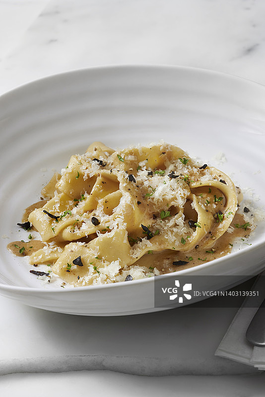 黑蒜卡乔佩佩意大利面配宽面条图片素材