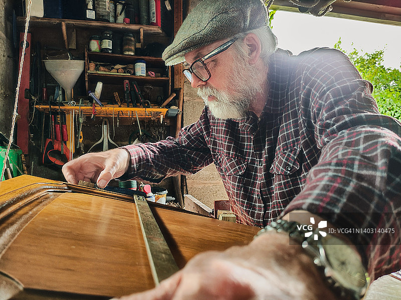 在车间里忙碌工作的男人图片素材