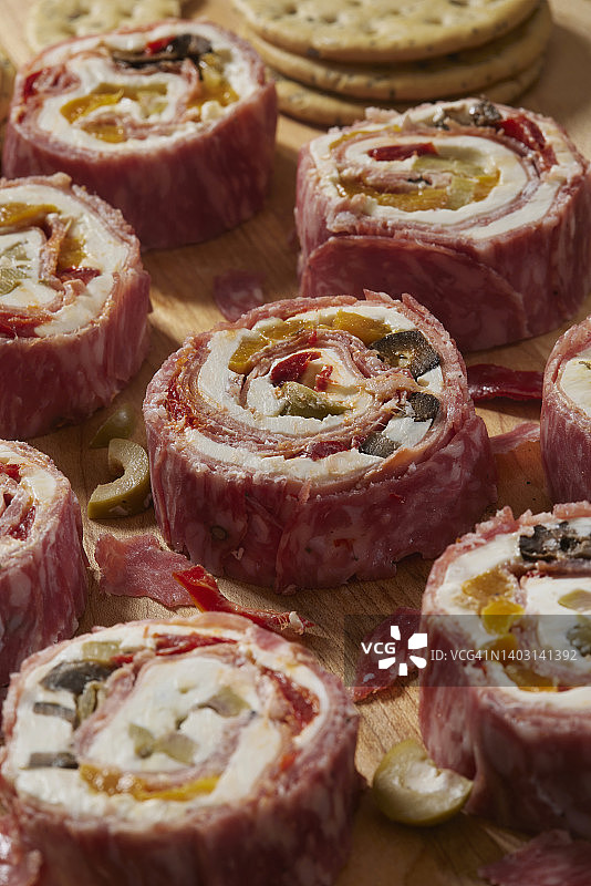 意式萨拉米和奶油奶酪卷图片素材