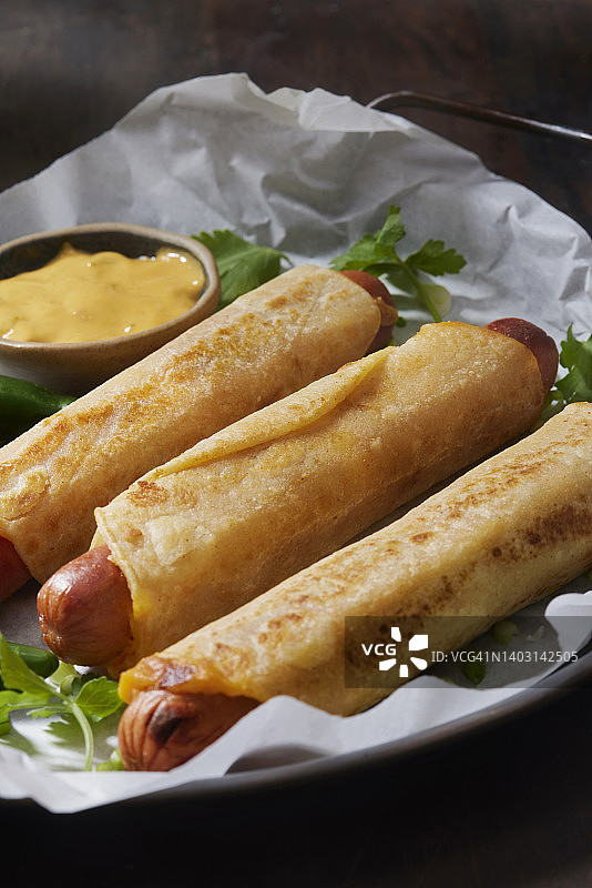 塔可热狗配辣味芝士酱图片素材