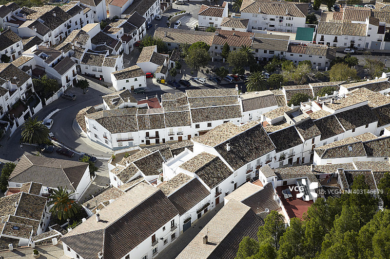 西班牙扎哈拉德拉谢拉的城镇街道和房屋景色图片素材