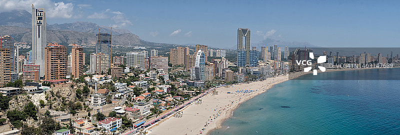 靠近海滩的现代酒店和设施图片素材