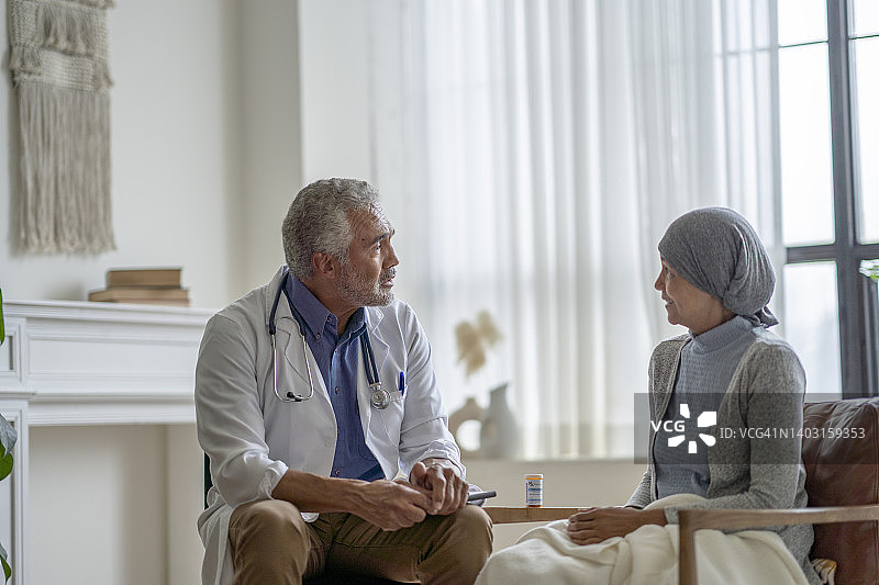 肿瘤科医生上门问诊图片素材