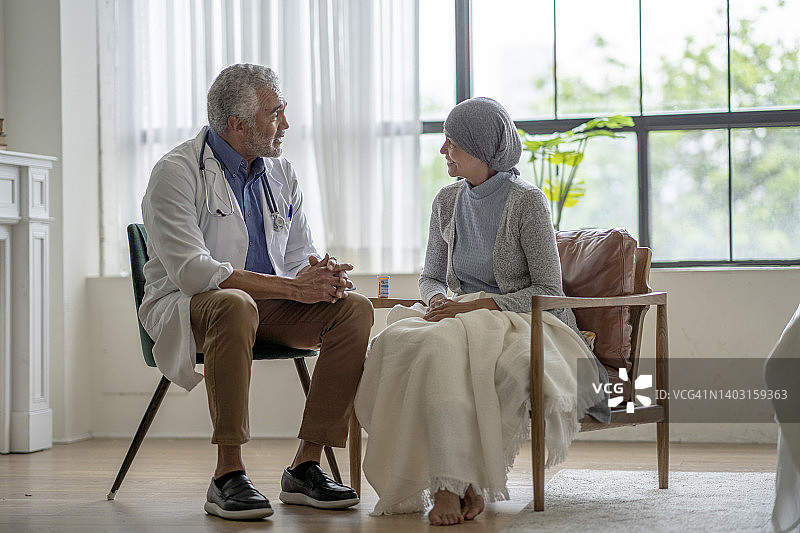 肿瘤科医生上门问诊图片素材