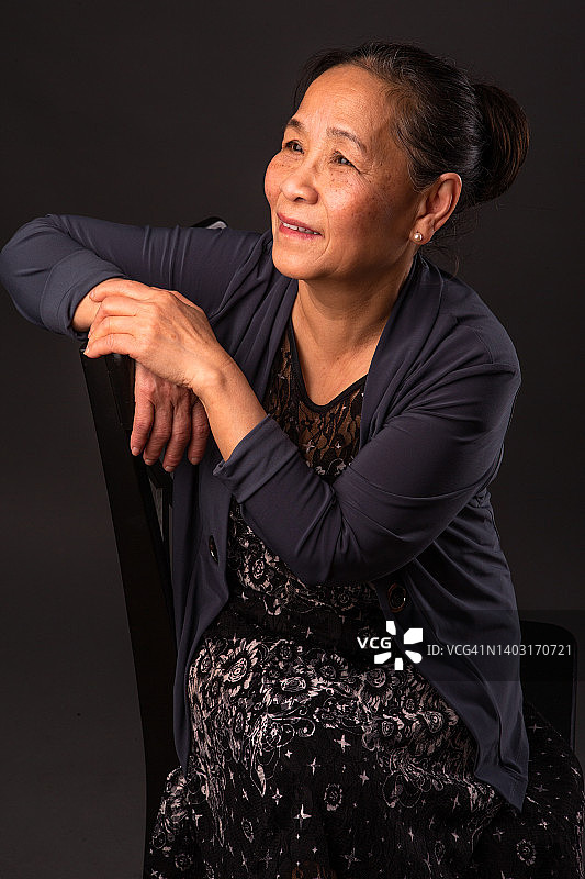 快乐的年长亚洲妇女肖像图片素材